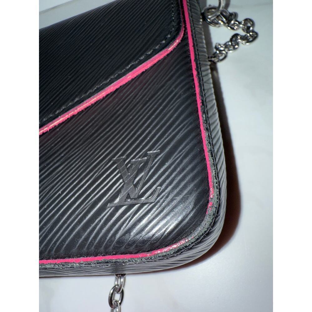 Louis Vuitton Epi Leather Chain Crossbody Bag – Elegant & Timeless - Picture 5 of 12